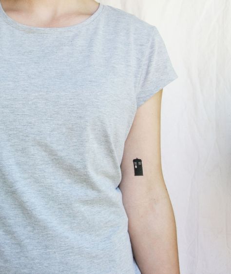 Tiny Tardis temporary tattoo - Doctor Who l would want this as a real tattoo on my ankle bone Dr Who Tattoo, Tardis Tattoo, Tattoo Sonne, Friday The 13th Tattoo, 13 Tattoos, Cool Small Tattoos, Matching Tattoo, 1 Tattoo, Real Tattoo