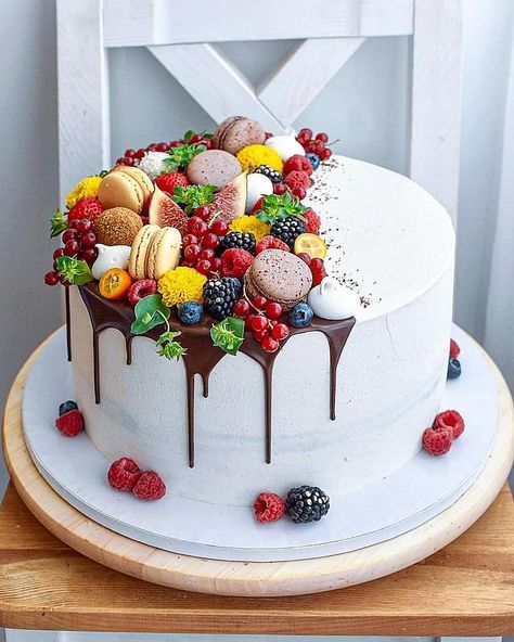 Drip fruits cake by Cakes Julia Cake Pinterest, Cake Decorated With Fruit, Chocolate Fruit Cake, Fruits Cake, Fruit Birthday Cake, Fruit Cake Design, Fresh Fruit Cake, Fruit Birthday, Cake Image