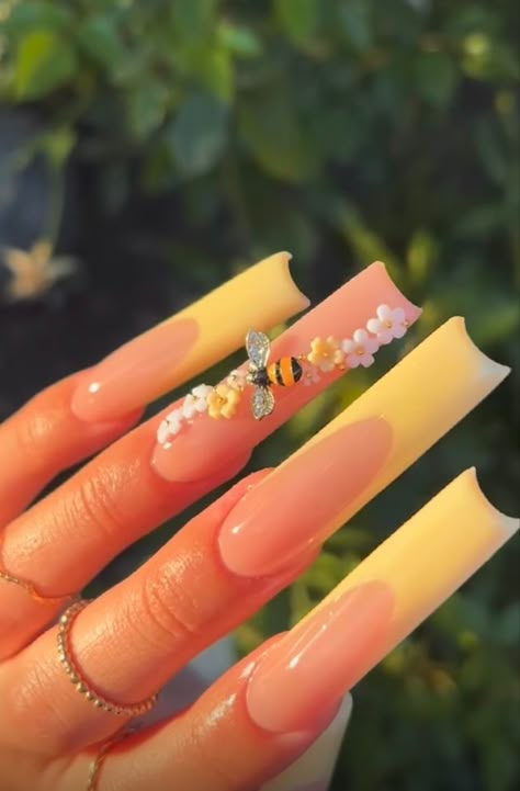 Yellow Nail Inspo Acrylic, Bee Nails Acrylic, Bee Inspired Nails, Yellow Bee Nails, Bee Acrylic Nails, Bee Nails, Green Acrylic Nails, Vintage Nails, Long Acrylic Nail Designs