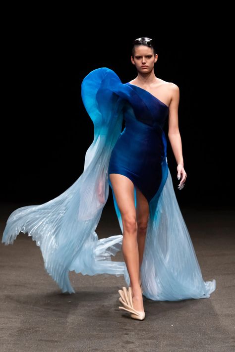 Iris Van Herpen Runway, Iris Herpen, Monaco Photoshoot, Blue Aesthetic Fashion, Iris Van Herpen Couture, Water Fashion, Collection Couture, Valentino Couture, Iris Van Herpen