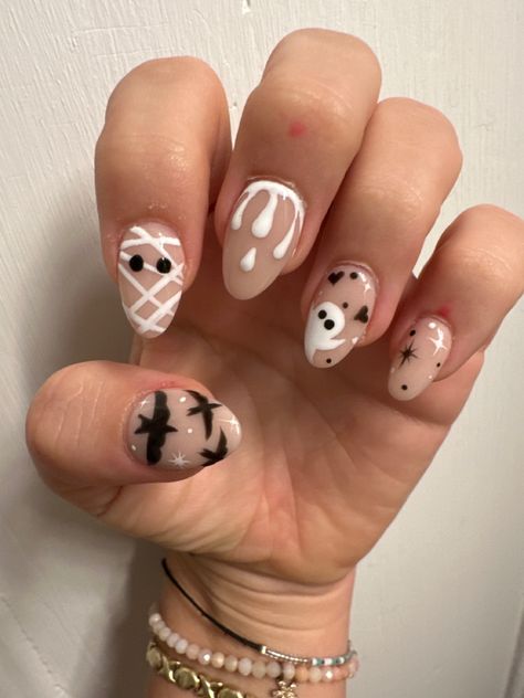 Halloween Nails Bats, Mummy Nail Art, Mummy Nails, Cute Bats, Bat Nails, Mummy Halloween, Spooky Nails, Ankle Tattoos, Spooky Cute