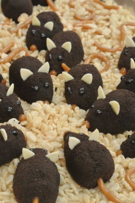 Halloween Mice Treats, Chocolate Mice Recipe, Mice Dessert, Halloween Baked Goods Ideas, Mice Cookies, Chocolate Mouse Recipe, Coraline Party, Chocolate Mice, Mouse Recipes