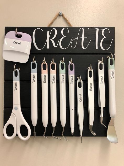 Vinyl Cricut Storage, Cricut Wall Storage, Vynl Roll Storage, Diy Cricut Vinyl Holder, Organization For Cricut Supplies, Circuit Office Ideas, Circuit Room Ideas, Storage Ideas For Cricut Vinyl, Cricut Craft Table Ideas