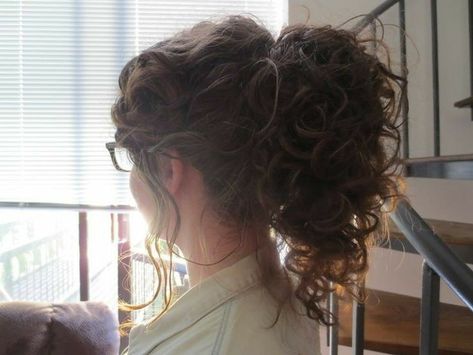 Messy Curly Hair Short, Big Curly Hair Outfits, Short Curly Hair Pulled Back, Embracing Curly Hair, Messy Natural Hair, Messy Hair Aesthetic, Hairdos For Short Curly Hair, Short Wavy Ponytail, Loose Curly Hairstyles