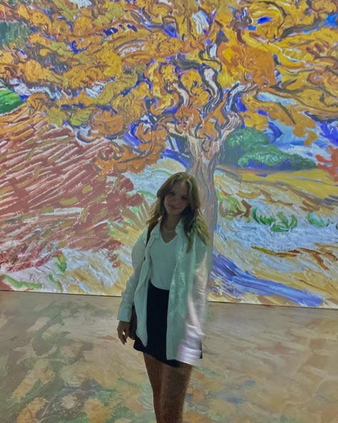 outfit idea for art museum<3 Go To Museum Outfit, Outfits To Go To An Art Gallery, Casual Art Gallery Outfit, Guggenheim Museum Outfit, Outfits For Van Gogh Museum, Van Gogh Museum Pictures, Outfit For Exhibition, What To Wear To Art Museum, Art Museum Instagram Pictures