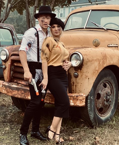 Bonnie And Clyde Couples Costumes, Bonny And Clyde Costumes Halloween, Diy Bonnie And Clyde Costume, Bonnie And Clyde Halloween Costume Diy, Bonnie And Clyde Photoshoot, Mafia Costume, Bonnie Ans Clyde Halloween, Bonnie And Clyde Halloween, Bonnie And Clyde Costume