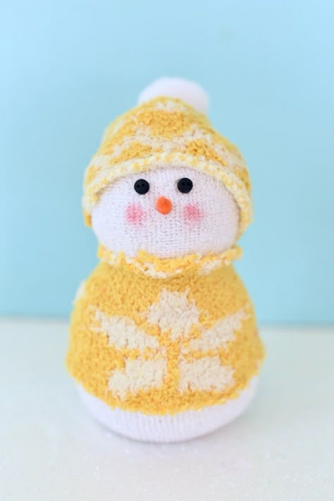 sock snowman with yellow sweater Sock Snowman Ornament, Easy Sock Snowman Craft, Snowmen Made From Socks, Making Snowmen Crafts, Snowman Socks Rice, Crafts Made From Socks, January Adult Crafts, Diy Sock Snowman No Sew, Easy Snowman Crafts For Adults