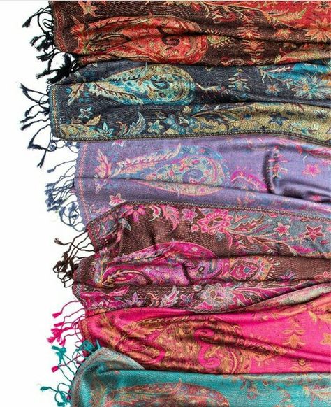 Boho scarf pashmina Boho Scarves, Looks Hippie, Indian Scarf, Indian Paisley, Hijab Inspiration, Boho Scarf, Festival Gear, Brands Fashion, Boho Scarfs