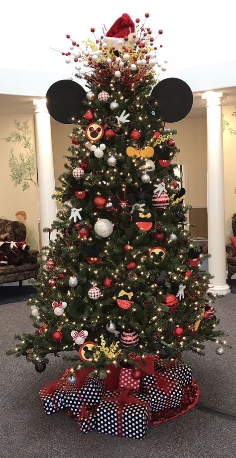 Mickey And Friends Christmas Tree, Themes Christmas Tree, Disney Characters Christmas Tree, Mickey Xmas Tree, Mickey Tree Topper, Mickey Mouse Christmas Tree Topper, Mikey Mouse Christmas Decorations, Christmas Tree Ideas Mickey Mouse, Mickey And Minnie Christmas Tree Ideas