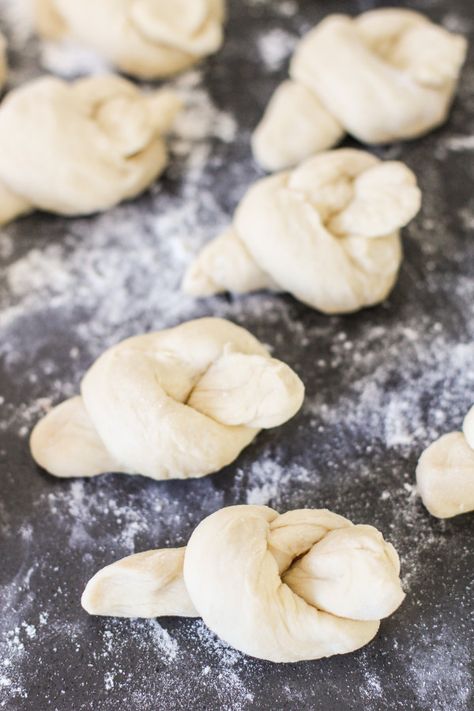 Knot Rolls, Rolls For Thanksgiving, Thanksgiving Rolls, Thanksgiving Bread, 1st Thanksgiving, Butter Roll, Making Cookies, Thanksgiving 2020, Yeast Rolls