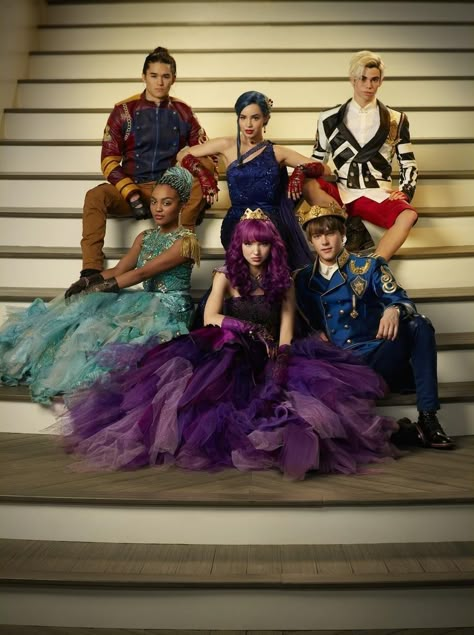 Jay And Carlos, The Descendants Movie, Descendants Ben, Disney Descendants Characters, Descendants Pictures, Mal Descendants, Disney Descendants Movie, Descendants Characters, Mal And Evie