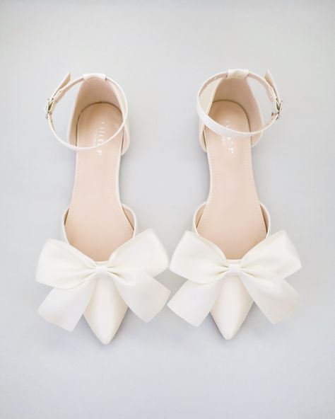 Cute Wedding Shoes Flats, Elegant Wedding Flats, Flat White Wedding Shoes, Cute Wedding Flats, Flats With Bows, White Wedding Flats, White Lace Wedding Shoes, Wedding Flats For Bride Sandals, 30a Elopement