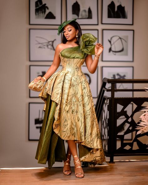 Latest series of stunning and elegant asoebi styles - Kadosh.ng Brocade Outfits Classy, Elegant Asoebi Styles, Dinner Gowns Classy, Decent Outfits, English Dress, Mama Africa, Elegant Outfit Classy, Short Dress Styles, Latest Series