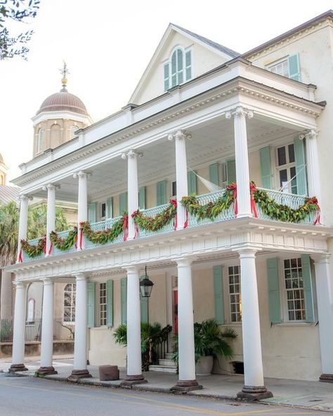 Charleston Christmas Decor, Charleston South Carolina Christmas, Charleston Christmas Decorations, Christmas In Charleston Sc, South Carolina Christmas, Charleston Christmas, Holiday Interior, Southern Christmas, Winter Arc