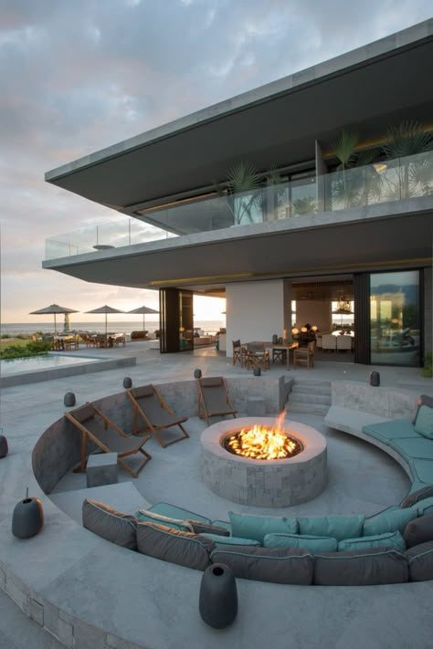 Backyard Fire, Dream House Rooms, Design Exterior, Luxury Homes Dream Houses, Dream House Interior, Dream House Exterior, House Goals, Outdoor Fire, Outdoor Fire Pit