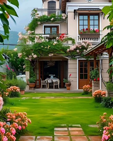 Small French Country House, Mediterran House, French Country House Exterior, Country House Exterior, Garden Design Pictures, Succulent Landscape Design, Bunk Beds Built In, Modern Small House Design, Modern Bungalow House