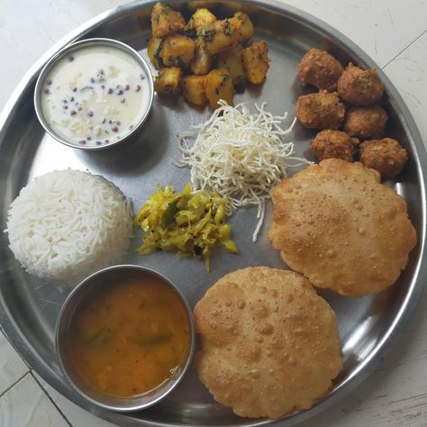 Gujarati Dishes, Thali Ideas, Gujarati Thali, Vegan Plate, Variety Food, Eating Food Funny, Indian Foods, Meals Ideas, Gujarati Food