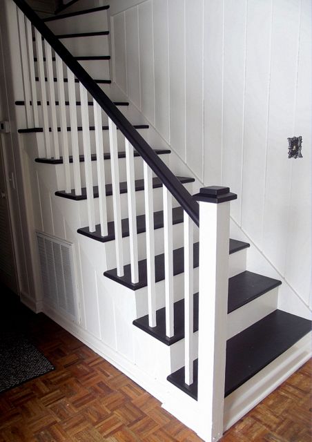 Black and White Painted Staircase | Chapter37 on Remodelaholic.com #makeover #stairs Stairs Painted White, Stairs Painted, Painted Staircase, Black Stair Railing, Stairs Makeover Design, Black And White Stairs, Stairs Makeover Ideas, درج السلم, Stairs Renovation