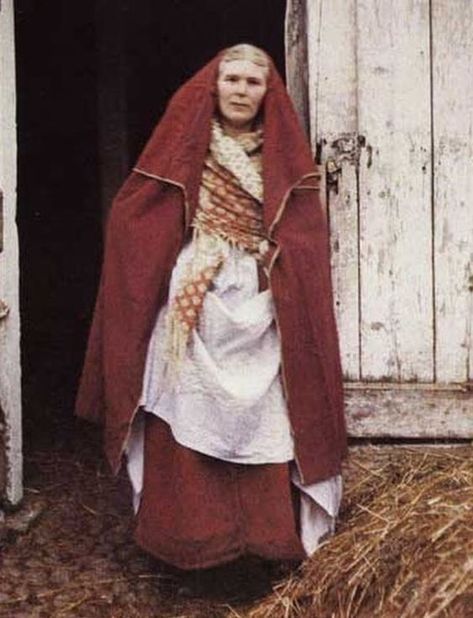 Traditional Irish Clothing Celtic Dress, Historical Irish Clothing, Traditional Irish Clothing, Celtic Dress, Irish Dress, Celtic Clothing, Family History Projects, Irish Clothing, Irish Women