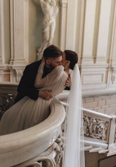 Wedding Staircase, Wedding Portrait Poses, Wedding Picture Poses, Wedding Photography Styles, Wedding Couple Poses, Wedding Photos Poses, Wedding Engagement Photos, Civil Wedding, Castle Wedding