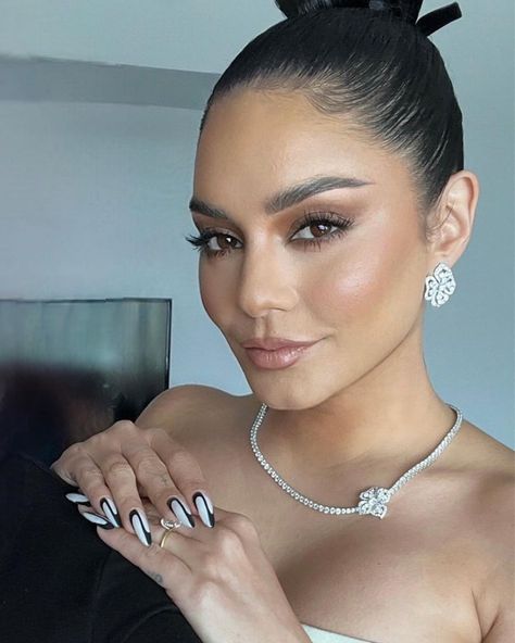 Celebrity Nails Trends, Celebrity Manicures, Kardashian Nails, Tuxedo Nails, Oscars 2023, Glitter Liner, Celebrity Nails, Chanel Dress, Pink Aura