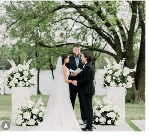 Altar Flowers Wedding, Wedding Columns, Alter Flowers, Wedding Pillars, Dyi Wedding, White Wedding Arch, Flower Backdrop Wedding, Wedding Alters, Wedding Altars