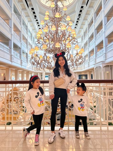 Disney with young kids: first timer tips, hotels, food allergies Mommy And Me Disney Outfits, Mommy And Me Disney, Disneyland Outfit Winter, Disneyland Outfit Ideas, Disney Outfits Women, Theme Park Outfits, Mickey Mouse Outfit, Minnie Mouse Outfits, Toddler Skirt