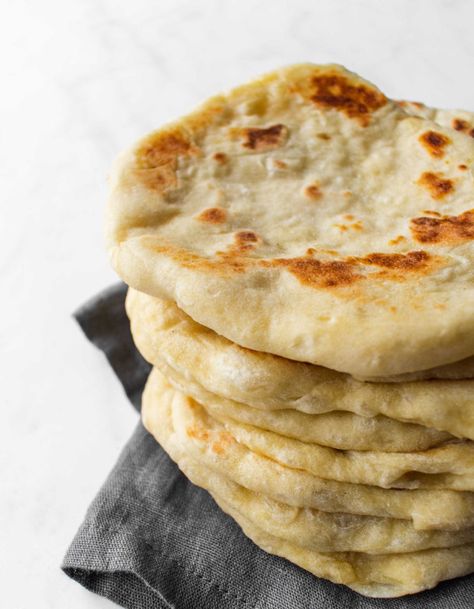 This pocketless pita bread is so simple to make and so flavourful, that you’ll never go back to the store bought ones! Butter Naan Recipe, Greek Flatbread, Greek Pita Bread, Pane Naan, Pane Pita, Butter Naan, Greek Pita, Indian Flatbread, Homemade Pita Bread