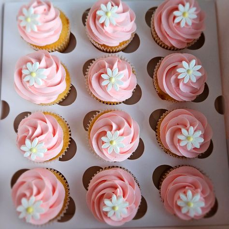 Pretty in pink 💗 Custom cupcakes in Trott park 😋 3rd Birthday Cupcakes For Girl, 1st Birthday Cupcakes Girl, Gabby Birthday, Girl Birthday Cupcakes, Daisy Cupcakes, 1st Birthday Cupcakes, Birthday Purple, Shasta Daisy, First Birthday Cupcakes