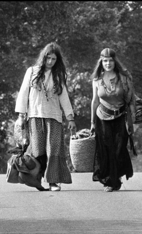 1960s Folk Fashion, Woodstock Fashion 1969, 1969 Woodstock Fashion, Woodstock Outfit 1969, Hippy Festival Aesthetic, Woodstock 1969 Outfits, Real Hippies 70s, Woodstock Aesthetic Outfit, Woodstock 1969 Fashion