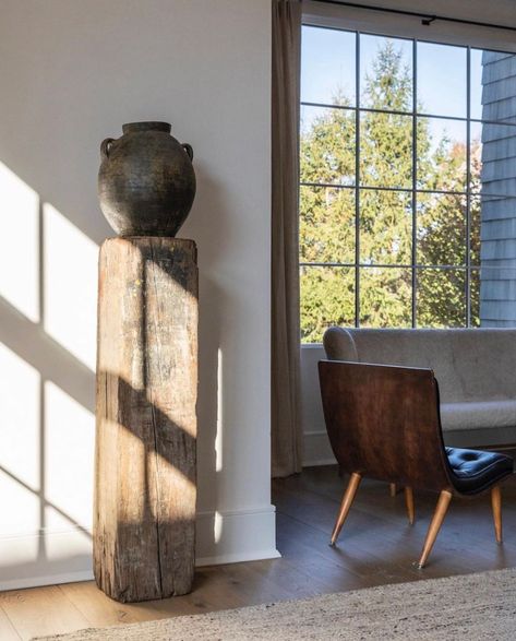 www.galerieprovenance.com on Instagram: “Love seeing our 19th Century Spanish Pot looking so chic in this east coast interior by the talented @jakearnold 📸 @hawkclaw” Jake Arnold, Atelier Design, Vintage Jugs, Loft Interior, Living Room Inspo, 인테리어 디자인, Home Decor Inspiration, Connecticut, Country House