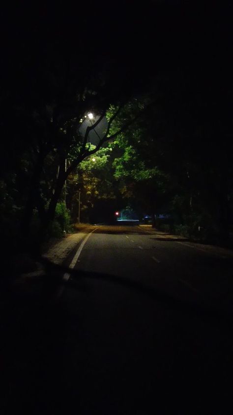 Aesthetic Pictures Walking, Dark Roads Aesthetic Night, Location Aesthetic Instagram, Night Images Photography, Night Road Snapchat Stories, Night Walk Snapchat, Night Road Pics, Night Road Photography, Night Background Aesthetic