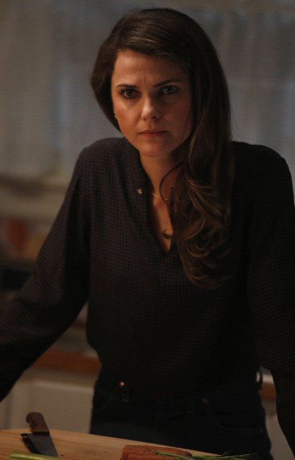 Still of Keri Russell in The Americans (2013) Kerri Russell The Americans, Keri Russell The Diplomat, Keri Russell The Americans, Kerri Russell, Elizabeth Jennings, Cop Outfit, Theatrical Romantic, Keri Russell, Pirate Fashion