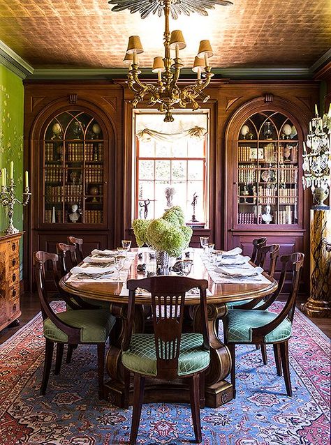 10 Formal Dining Room Ideas from Top Designers Classic Formal Dining Room, Dining Room Design Victorian, Dining Room Formal, Pretty Dining Rooms, Dark Victorian Dining Room, Victorian Dining Room Ideas, Old Mansions Interior Dining Rooms, Victorian Dining Room, Traditional Formal Dining Room