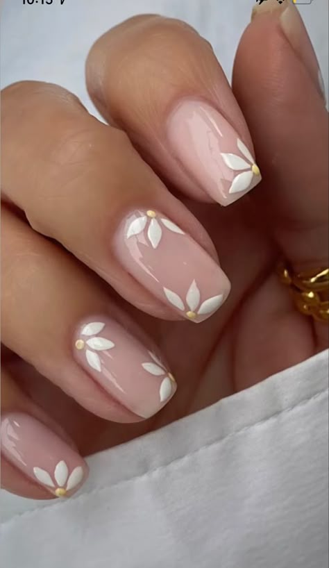 Short Bridal Nails Art Designs, Flower Nails Elegant, Short Gel Nail Designs Flowers, Neutral Floral Nail Designs, Neutral Nails For Prom, Summer Nails Mani And Pedi, Bridal Nails Colorful, Elegant Nails With Flowers, Short Neutral Nails With Design