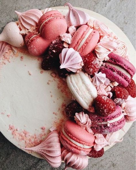 a white wedding cake with a crescent moon of pink macarons, meringues and raspberries Macaroons Ideas, Macaron Cake, Gorgeous Cakes, Vegan Cake, Drip Cakes, Food Cakes, Pretty Cakes, Creative Cakes, Celebration Cakes