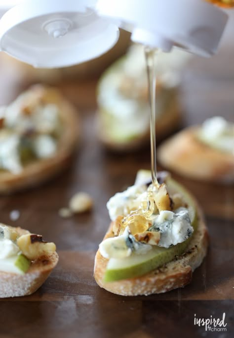 Pear Honey Recipe, Appetizer Crostini, Blue Cheese Appetizers, Honey Appetizers, Pear Honey, Crostini Appetizers, Appetizers Christmas, Crostini Recipes, Strawberry Salad