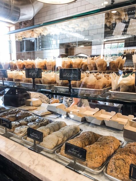 Bakery Display Ideas Store Fronts, Bakery Furniture Ideas, Mini Bakery Shop, Retro Bakery Interior, Bakery Merchandising, Beautiful Bakeries, Rustic Bakery Design, Bakery Interior Aesthetic, Bakery Products Ideas