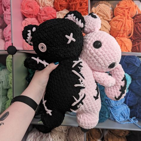 Black & Pastel Pink Two Headed Plush 💟🖤 📎 Available for purchase on my website, link in bio! https://delaraescreations.com/ 📖 Pattern: @rin.meow21 🧶 For specific such as: pattern links, yarn brand/type/shade details, hook size, eye size, etc please see the plushie gallery linked in my bio! ❤️ Likes, comments, shares, saves, and follows are encouraged and appreciated to help with the ever-changing algorithm! 👋 Hi! Thank you so much for visiting my page. Delarae's Creations is a women-o... Crochet Stuffys, Jumbo Yarn, Crochet Plushie, Bunny Crochet, Plushie Patterns, Beginner Crochet Projects, Crochet Teddy, Creative Things, Fun Crochet Projects