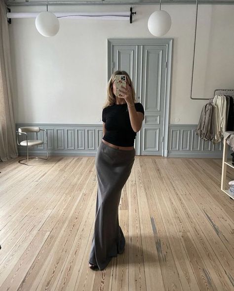 Matilda Djerf Style, Satin Maxi Skirt, Matilda Djerf, Maxi Skirt Outfits, Stockholm Fashion, Mode Inspo, Satin Skirt, Maxi Skirts, Mode Vintage