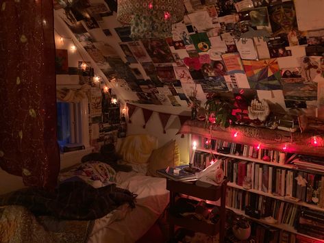 Pagan Room Decor, Older Brother Core Room, Small Attic Room Ideas Slanted Walls, Attic Hangout, Cluttered Room, Rum Inspo, Room Goals, Aesthetic Rooms, Pretty Room