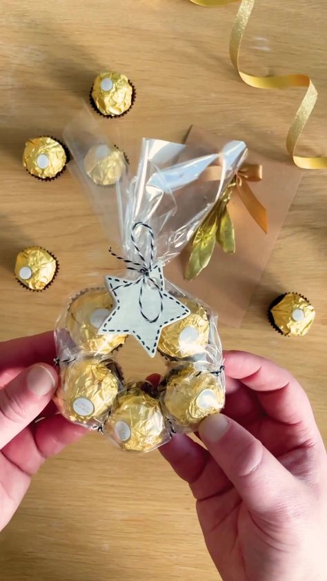 Ferrero Rocher Christmas Wreath, Ferrero Rocher Wreath, Diy Ferrero Rocher, Ferrero Rocher Christmas, Diy Chocolate, Ideas Navidad, Chocolate Christmas, Ferrero Rocher, Christmas Chocolate