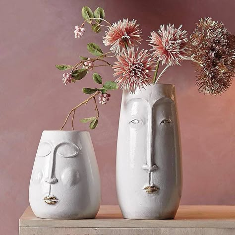 Are you interested in our white ceramic face vase? With our wedding gift you need look no further. Clay Pot Designs, Interesting Vases, Funky Ceramics, Funky Vases, Ceramic Vases Design, Ceramic Face, Face Vase, Sculptures Céramiques, Gold Lips