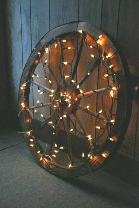 Wagon Wedding, Rustic Country Wedding Ideas, Country Wedding Ideas, Lights Decorations, Christmas Wedding Decorations, Wheel Decor, Wheel Chandelier, Vintage Bulbs, Diy Patio Furniture Cheap