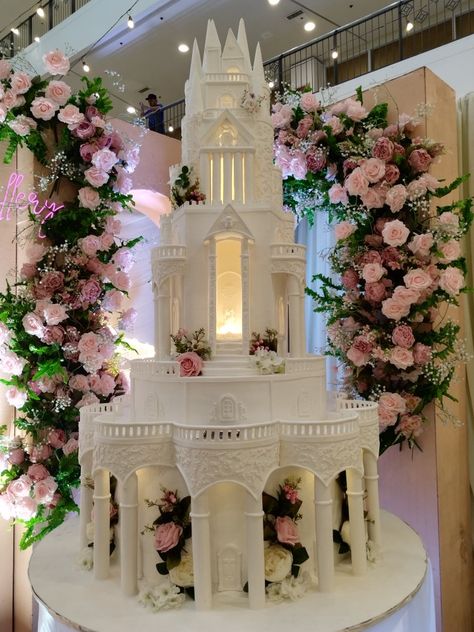 Castle Wedding Cakes, Disney Castle Wedding Cake, Wedding Cake Castle, Staircase Wedding Cake, Huge Wedding Cakes, Fountain Wedding Cakes, Castle Wedding Cake, Fairy Tale Wedding Cake, Quince Cake