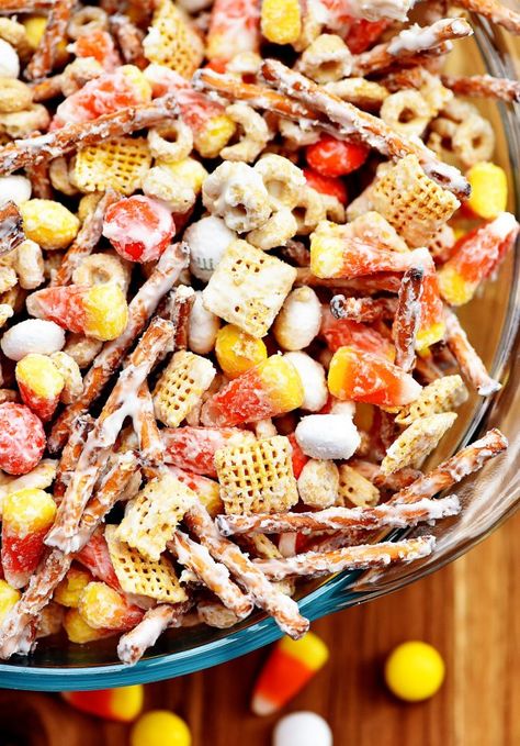 Halloween Chex Mix Recipes, Fall Chex Mix Recipes, Work Treats, Fall Snack Mixes, Halloween Food Snacks, Halloween Snack Mix, Chocolate Halloween, Monster Munch, Fall Goodies