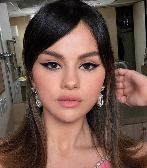 '60s-Inspired Cat-Eye Makeup Tips That Are So Easy to Copy | Who What Wear 60s Inspired Makeup, Selena Selena, Selena Gomez Makeup, Makeup Tip, Alex Russo, Eyeliner Products, Fotos Ideas, Classic Makeup, Linda Hallberg