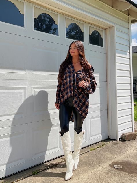 Striped Flannel Outfits, Leggings With Flannel Outfits, Flannel And Skirt Outfit, Oversized Flannel Outfits Fall, Flannel And Leggings Outfit, Women Flannel Outfit, Fannels Shirts Outfits Fall, Flannel And Knee High Boots, Cowgirl Flannel Outfits