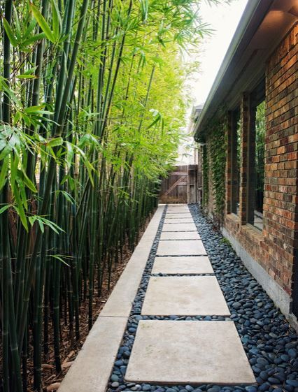 14 Side Return Garden Ideas: Use the Narrow Side of House! 18 Reka Bentuk Landskap, Stepping Stone Walkways, Taman Diy, Cheap Landscaping Ideas, Side Yard Landscaping, Walkway Landscaping, Pathway Landscaping, Outdoor Walkway, Desain Lanskap