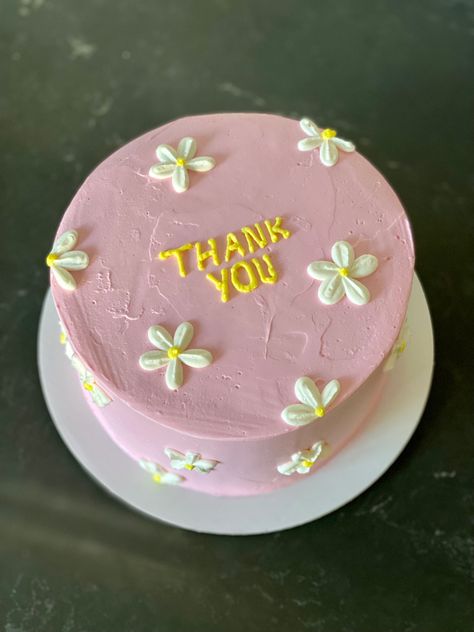 A 6 inch lemon cake filled with lemon curd, decorated with Italian meringue buttercream. All covered in cute little daisies. 6 Inch Cake Ideas, 6inch Cake Design, Cute Lemon Cake, Yellow Cake Design Simple, Lemon Cake Design, Pink Daisy Cake, Lemon Cake Decoration, Homeade Cake, Lemon Cake Filling